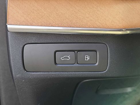 Certified 2024 Volvo XC90 T8 Plus image 22