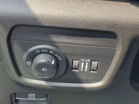 Used 2025 Jeep Grand Cherokee Limited AWD/4WD image 7