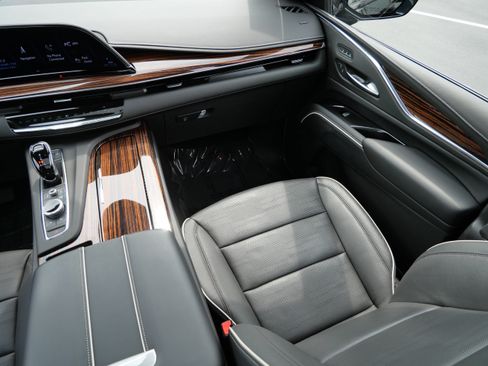Certified 2023 Cadillac Escalade ESV Premium Luxury w/ Performance Package AWD/4WD image 9