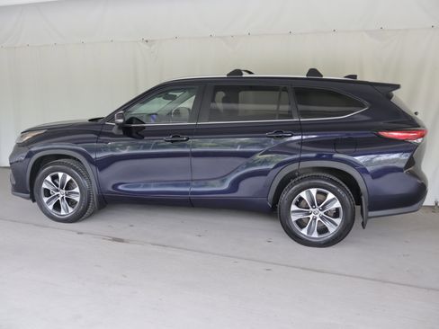 Used 2023 Toyota Highlander XLE AWD/4WD image 28