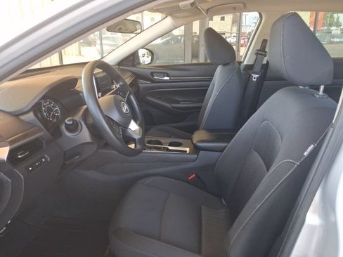 Used 2025 Nissan Altima 2.5 SV FWD image 4