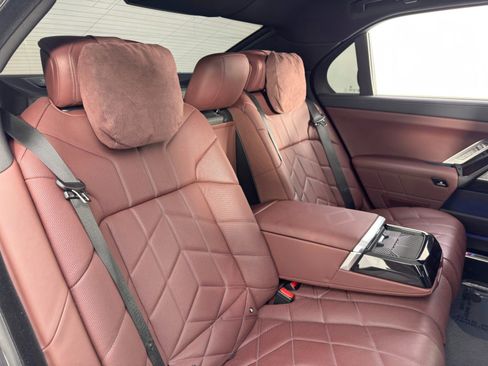 Used 2024 BMW i7 eDrive50 w/ M Sport Package image 45