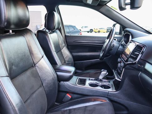 Used 2019 Jeep Grand Cherokee Laredo w/ Laredo X Package image 16