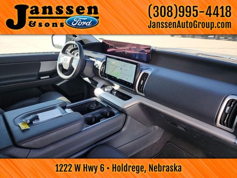Used 2025 Ford Expedition Active AWD/4WD image 8