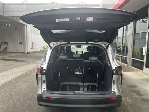 Used 2022 Toyota Sienna XLE AWD/4WD image 18
