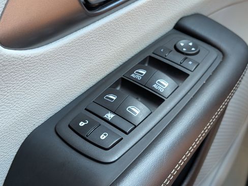 Used 2024 Chrysler Pacifica Touring-L FWD image 25