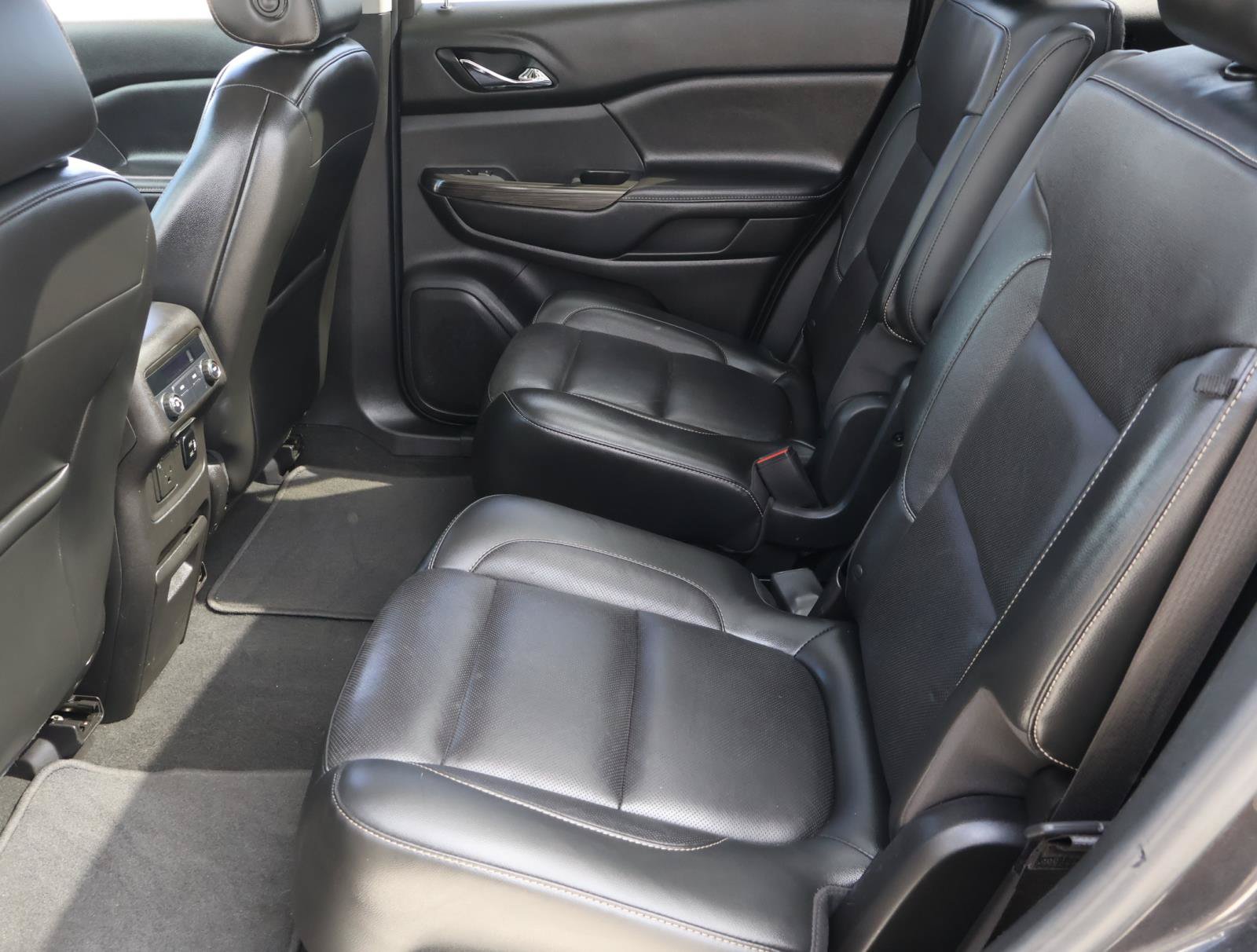 Used 2018 GMC Acadia SLT FWD image 21
