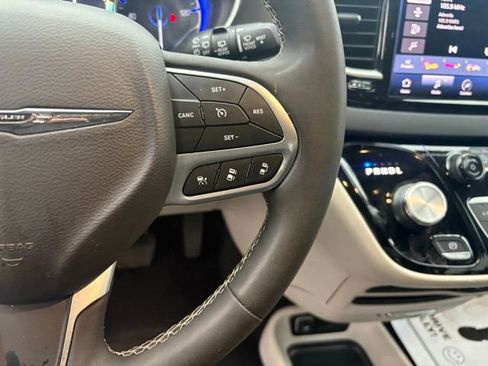 Certified 2024 Chrysler Pacifica Touring-L image 19
