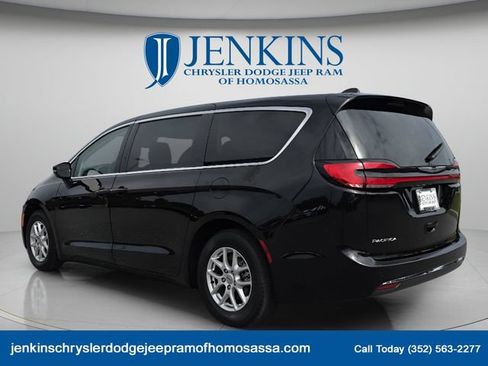 Used 2024 Chrysler Pacifica Touring-L FWD image 7