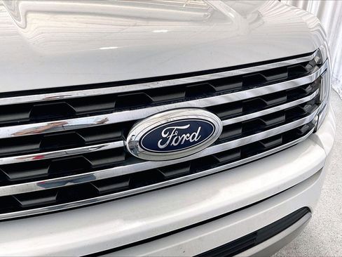 Used 2018 Ford Expedition XLT image 7