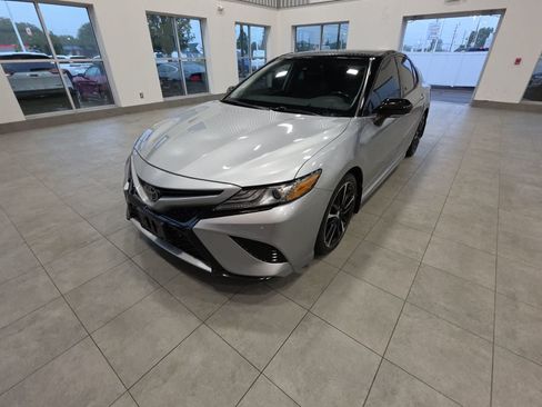 Used 2019 Toyota Camry FWD image 1