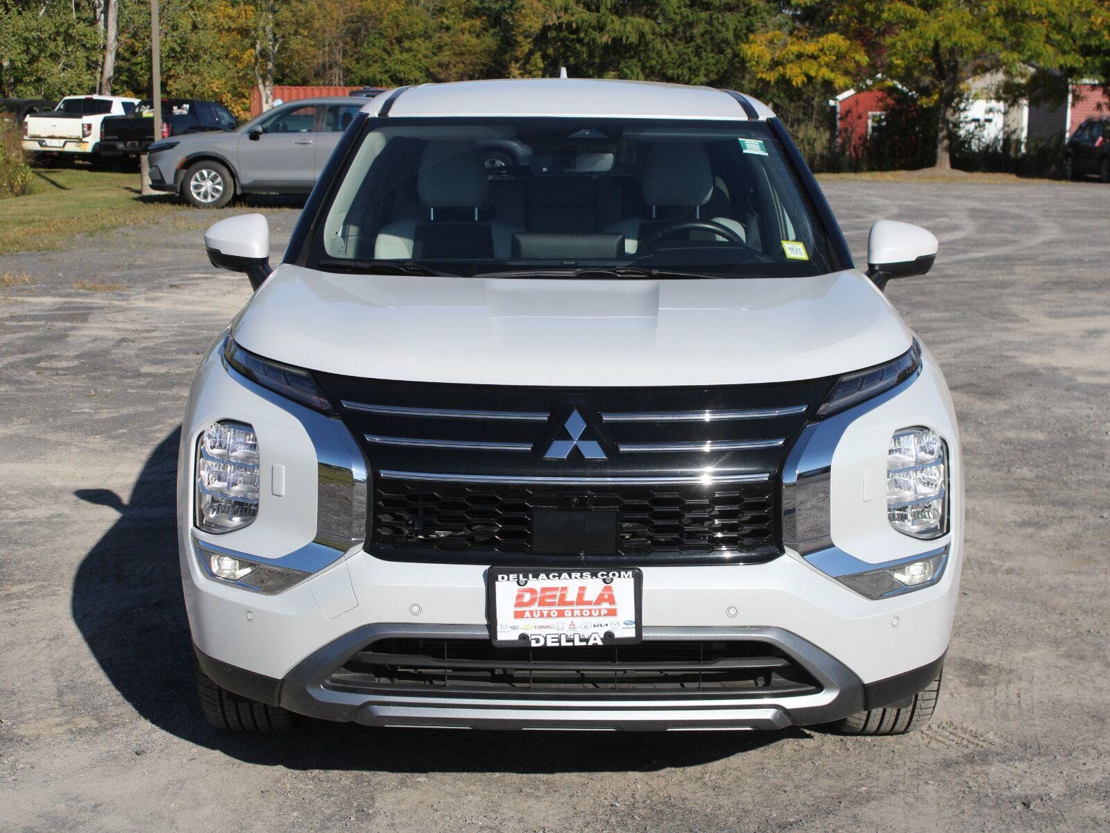 Used 2025 Mitsubishi Outlander SE AWD/4WD image 2