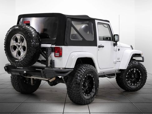 Used 2018 Jeep Wrangler Sahara w/ Connectivity Group AWD/4WD image 8