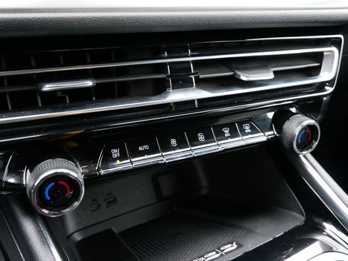 Used 2024 Chevrolet Traverse LT image 18