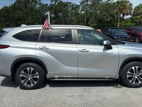 Used 2023 Toyota Highlander XLE FWD image 11