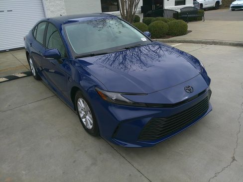 Used 2025 Toyota Camry LE image 2