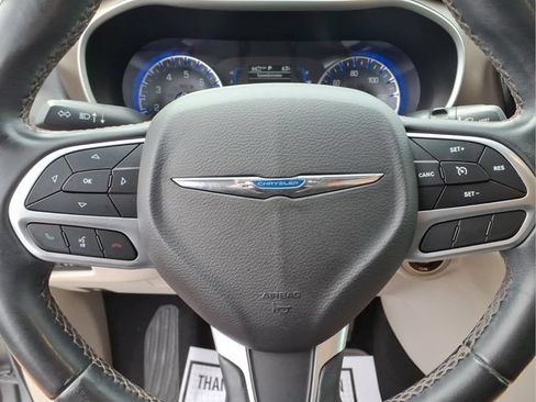 Used 2018 Chrysler Pacifica Touring-L FWD image 14