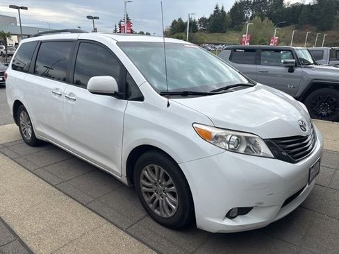 Used 2013 Toyota Sienna XLE w/ Entertainment Pkg image 3