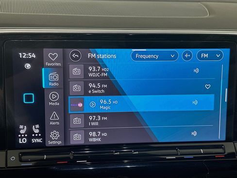 Used 2025 Volkswagen Atlas Cross Sport SE FWD image 21