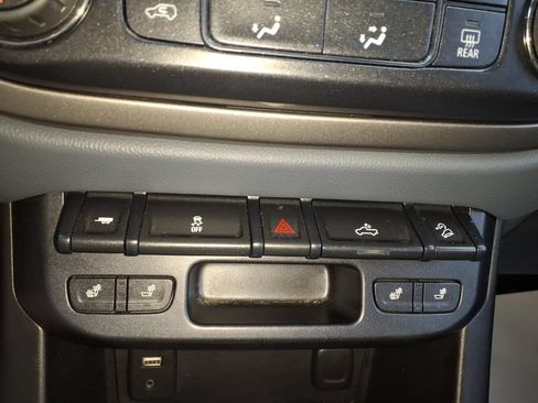 Used 2015 Chevrolet Colorado Z71 AWD/4WD image 23