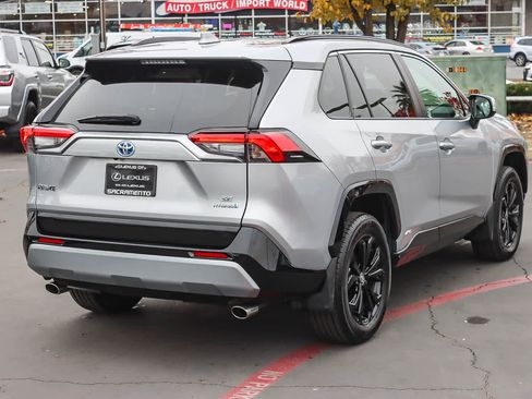 Used 2022 Toyota RAV4 SE image 4
