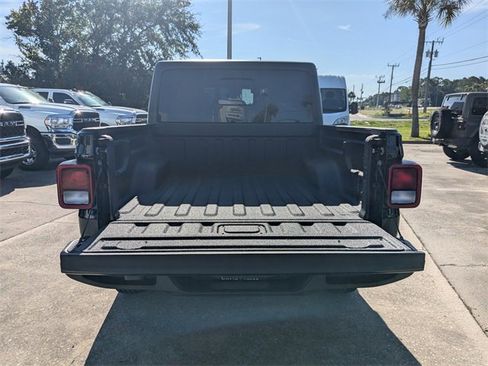 New 2025 Jeep Gladiator Sport image 12