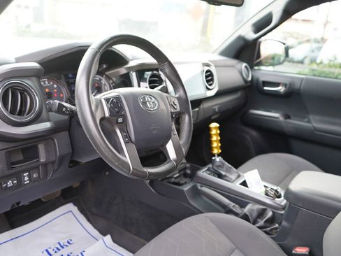 Used 2019 Toyota Tacoma TRD Sport w/ Technology Package image 7