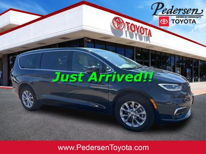 Used 2025 Chrysler Pacifica Select w/ Uconnect Theater Family Group