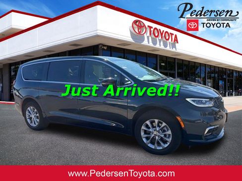 Used 2025 Chrysler Pacifica Select w/ Uconnect Theater Family Group AWD/4WD image 1