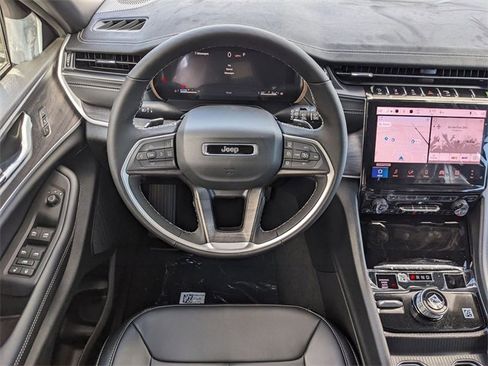 New 2025 Jeep Grand Cherokee Limited image 13