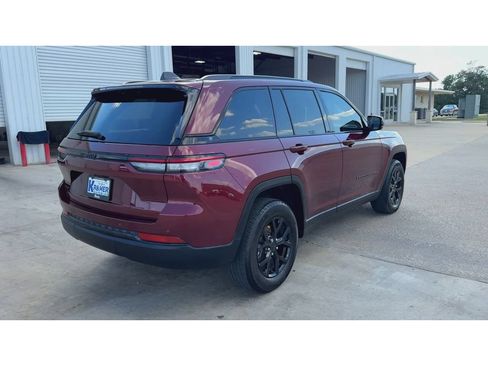 Used 2024 Jeep Grand Cherokee Altitude AWD/4WD image 8