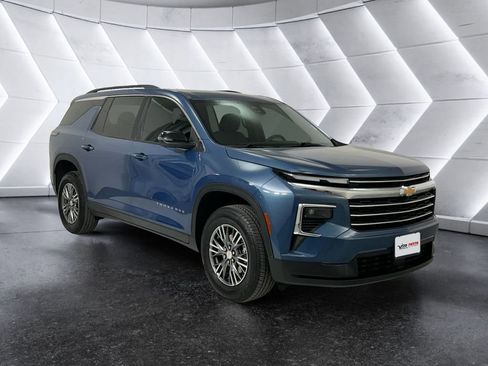 Used 2024 Chevrolet Traverse LT image 1