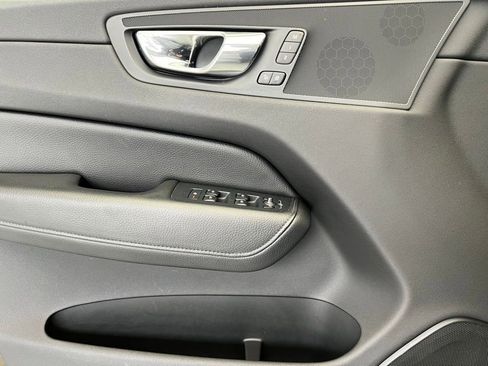 Used 2018 Volvo XC60 T5 Momentum w/ Vision Package image 20