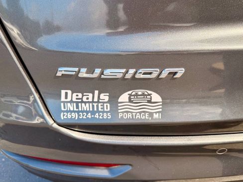 Used 2019 Ford Fusion SE FWD image 5