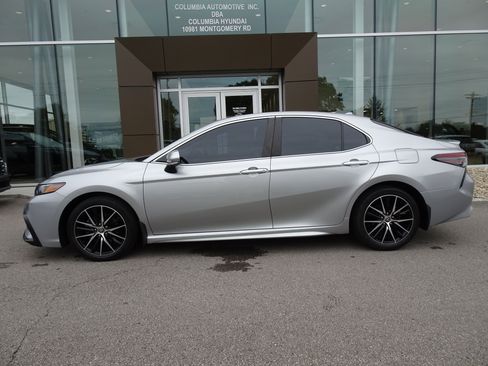 Used 2021 Toyota Camry SE w/ Convenience Package FWD image 2