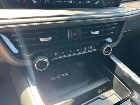 Used 2025 Chevrolet Suburban Z71 AWD/4WD image 27