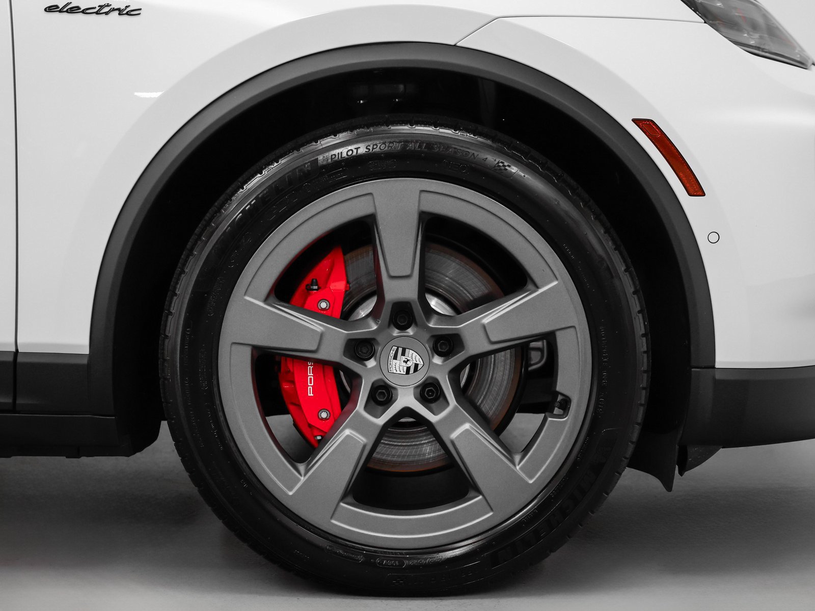 Certified 2025 Porsche Macan 4S Electric AWD/4WD image 14