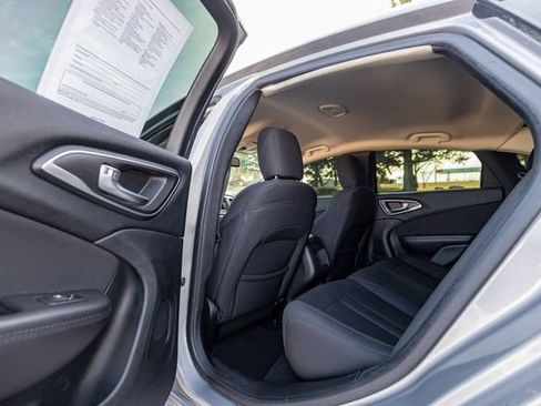 Used 2015 Chrysler 200 Limited w/ Convenience Group image 16