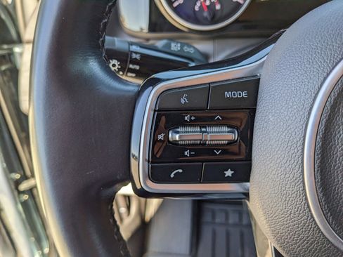 Used 2023 Kia Carnival EX image 37