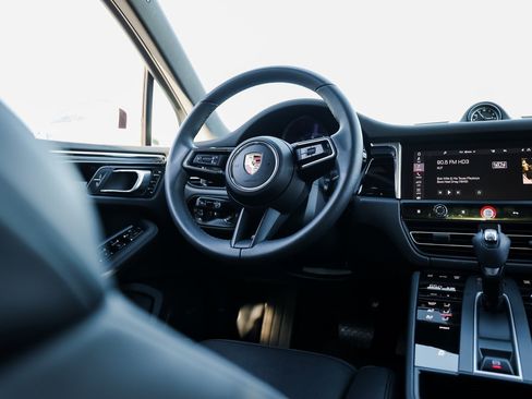 Certified 2025 Porsche Macan image 27