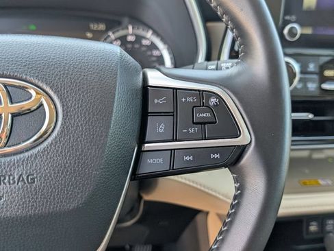 Used 2025 Toyota Highlander XLE AWD/4WD image 26