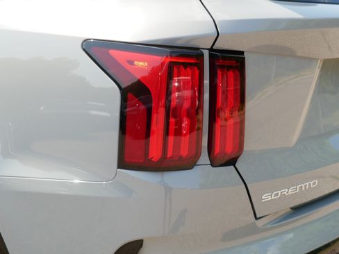 Certified 2023 Kia Sorento SX AWD/4WD image 17