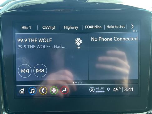 Used 2023 Chevrolet Traverse LT w/ Rear Camera Mirror Package image 15