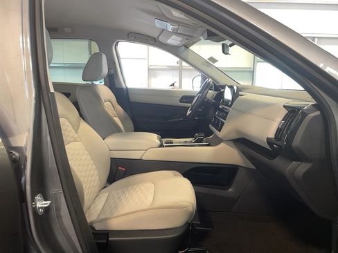 Used 2024 Nissan Pathfinder SV image 18