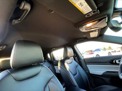 Used 2025 Jeep Compass Limited image 13