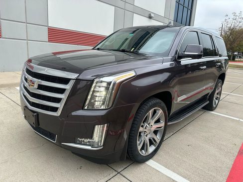 Used 2016 Cadillac Escalade Luxury image 2