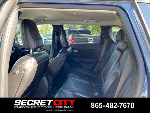 Used 2019 Jeep Cherokee Trailhawk w/ Cold Weather Group AWD/4WD image 10