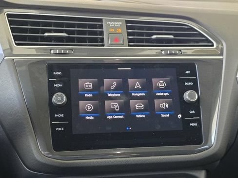 Used 2024 Volkswagen Tiguan SE FWD image 18