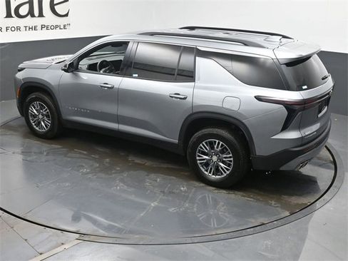 Used 2025 Chevrolet Traverse LT image 43