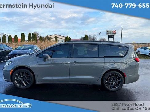 Used 2022 Chrysler Pacifica Touring-L w/ S Appearance Package image 4